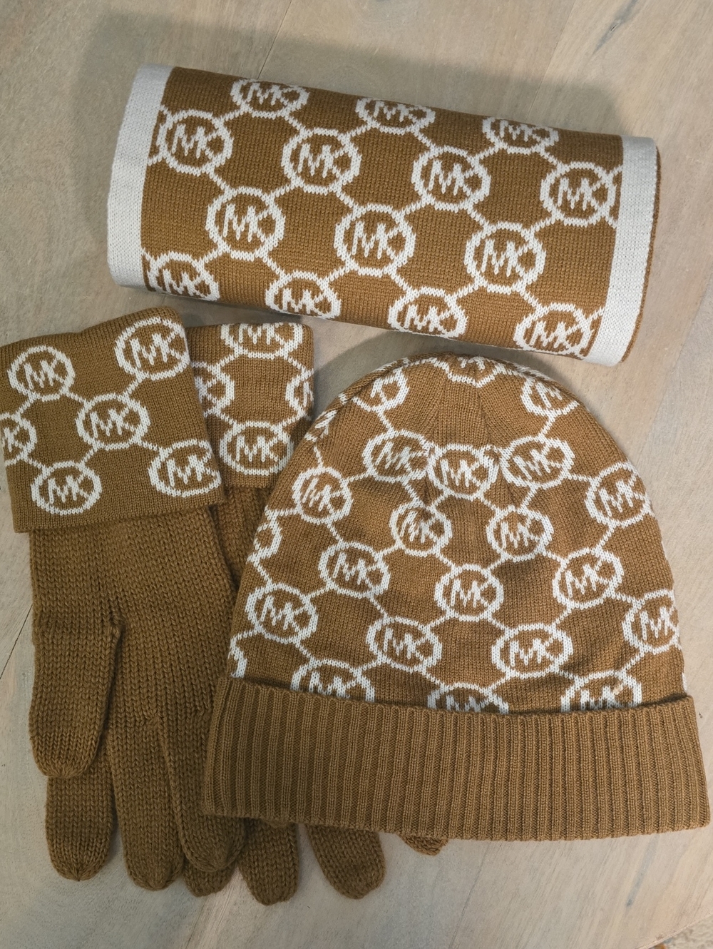 NWOT Michael Kors 3-Piece Winter Set Hat Scarf Gloves Dark Camel Cream